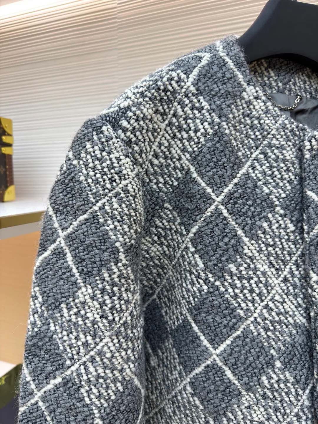LOUIS VUITTON tweed tied gauze plaid jacket ●Original version: 45000 purchased and developed ●Item number: 1680921-G25 ●Fabric: tweed yarn-dyed fabric ●Technology: embroidery production ●Version: fitted version ●Weight: about 1560 grams ●Size: 44-46-48-50 ●Description: Made of [tweed-dyed fabric], customized [special warp head], using [32s double-ply cotton yarn], [Apricot black AB color sky and earth beam], [weft yarn 100% sheep wool] composition, ring spinning color spinning [8 male count], [12 male count] two specifications and two colors of wool yarn, using [triangular glossy nylon yarn], S-direction [twisted weft yarn to make special yarn], [high-speed rapier machine] yarn dyeing to produce finished cloth, front panel using [lattice center reduction flower], three pockets also It is [hand-cut with restored flowers], the small pockets are embroidered with [special woolen embroidery machine], [double-thread tatami diagonal embroidery method], matching [rayon twill satin lining], [I-shaped buckle + rivets] use [hanging antique silver] bottom bracket, the inside is [inlaid with polished high-gloss mother-of-pearl], the shell is made of [laser engraved letter pattern], and the back is equipped with [white gold hanging chain]. The overall wiring is straight and delicate, the fabric is comfortable and soft, and the color is consistent without color difference. It can be matched with the same style to create a fashionable look and control various occasions. Customized accessories, complete with three standards, same style for men and women!